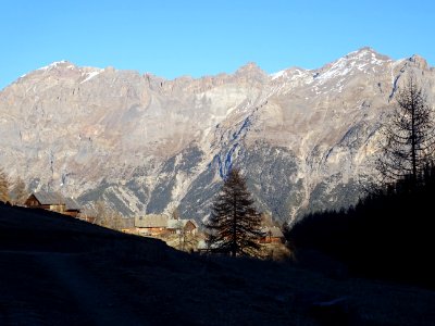 Chalets dans le vallon de Narreyroux et la chaîne du Montb… 
