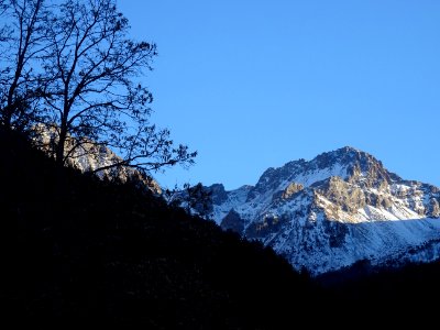 La Montagnette éclairée derrière l'abbaye Notre-Dame de Bo… 