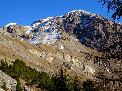 On distingue dans la neige les lacets du Col de Vallouise … 