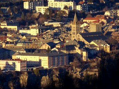Au zoom, la cathédrale Notre-Dame d'Embrun, vue depuis la … 