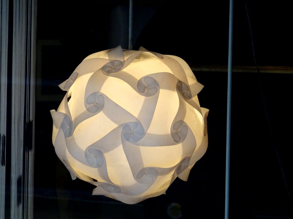 Luminaire dans un restaurant asiatique, 55 rue Dauphine, 6… 