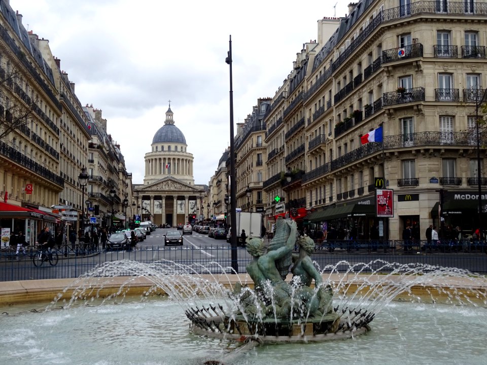 La fontaine du bassin Soufflot et Le Panthéon, vu depuis l… 