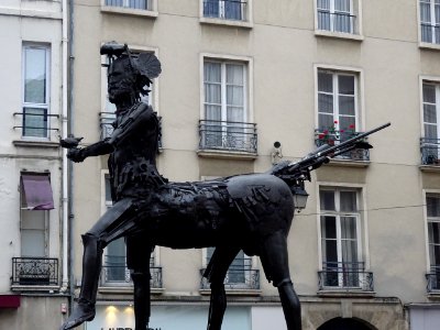 Le Centaure, bronze de 5 m de haut du sculpteur César, p… 