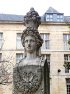 Ancienne fontaine du Marché-aux-Carmes, Square Gabriel Pie… 