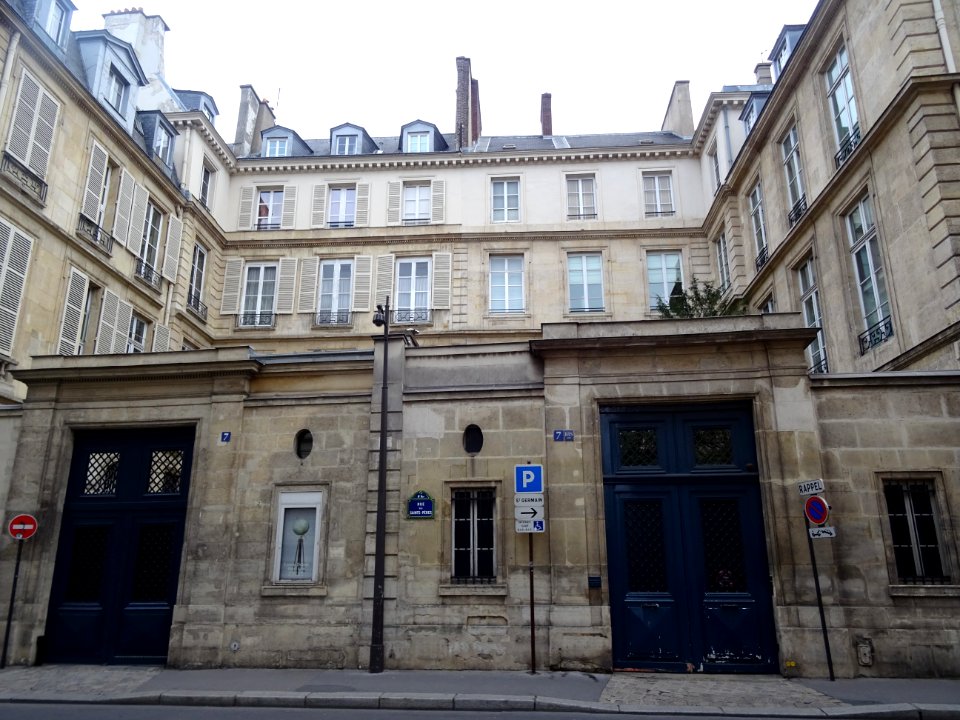 Deux hôtels jumelés autour d'une cour commune construits e… 
