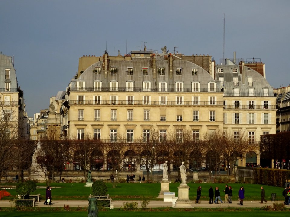 Jardin des Tuileries et immeuble rue de Rivoli, 1er arr., … 