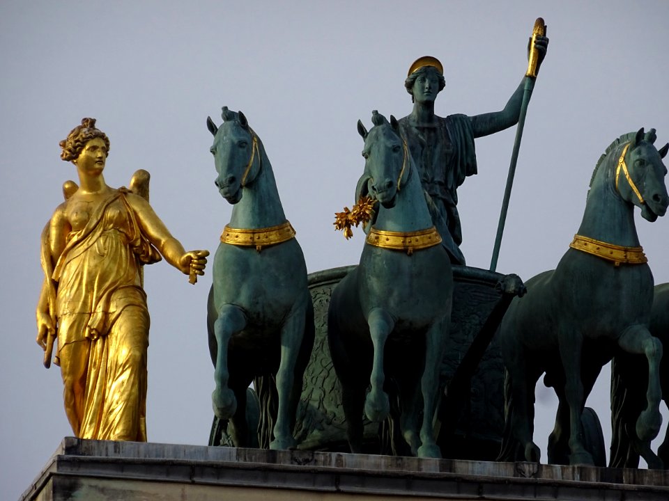 Au sommet de l'Arc de triomphe du Carrousel, la copie du q… 