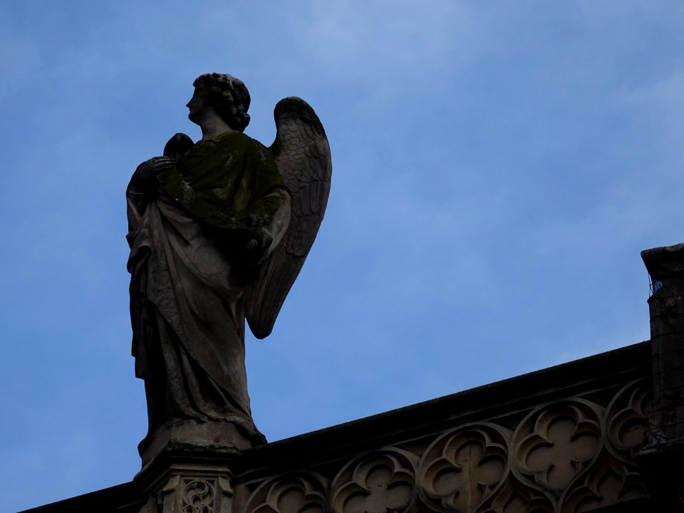 Un ange de pierre, église Saint-Germain-l'Auxerrois, place… 