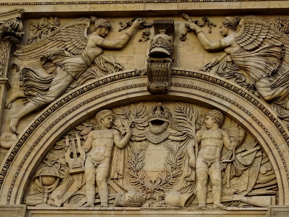 Fronton, Le Louvre, entrée sud de la Cour carrée, quai des… 