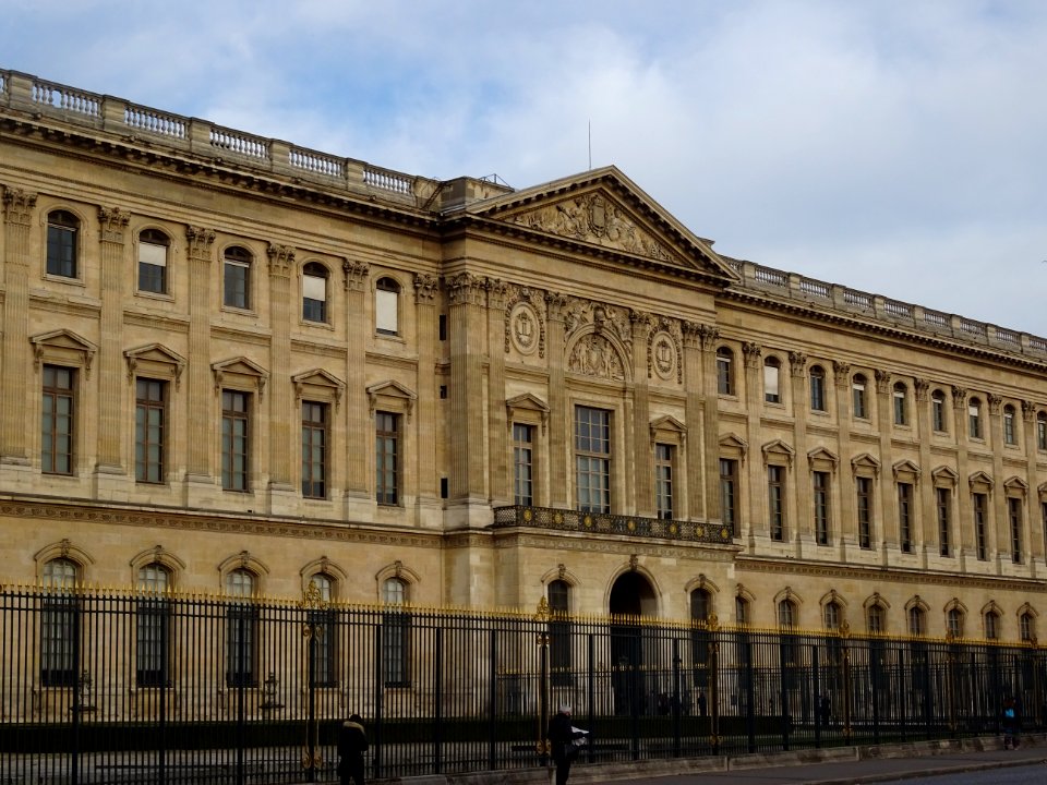 Le Louvre, entrée sud de la Cour carrée, quai des Tuilerie… 