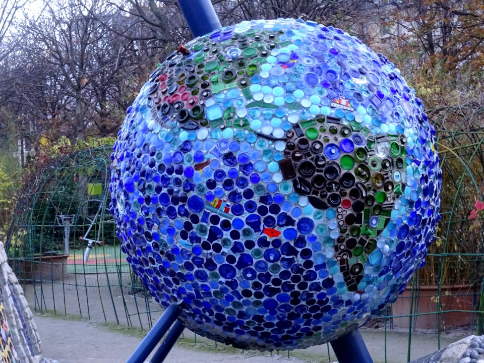 Globe terrestre dans le jardin ... sur la place des halles… 