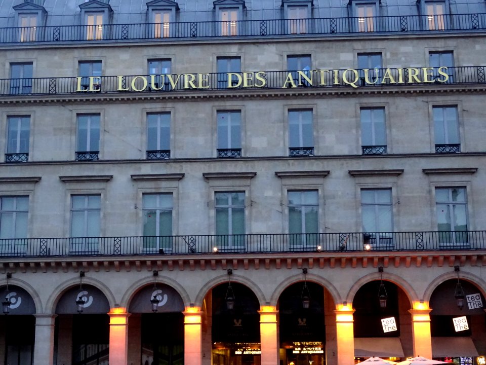 Immeuble Le Louvre des Antiquaires, place du Palais Roya… 