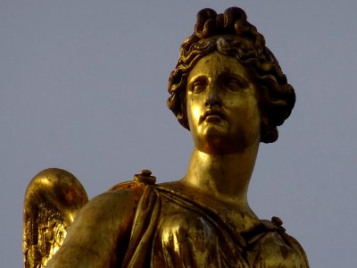 Détail: Au sommet de l'Arc de triomphe du Carrousel, la co… 