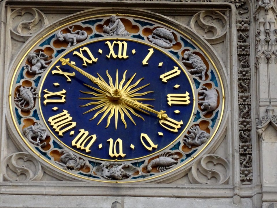 Horloge avec les 12 signes du zodiaque sur le beffroi, à c… 