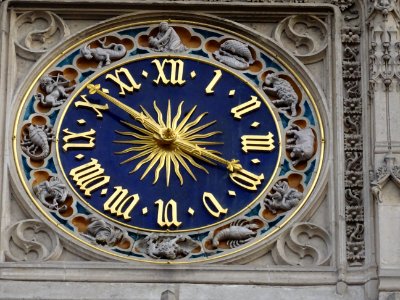 Horloge avec les 12 signes du zodiaque sur le beffroi, à c… 