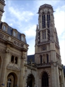 Le beffroi à coté de L'église Saint-Germain-l'Auxerrois, p… 