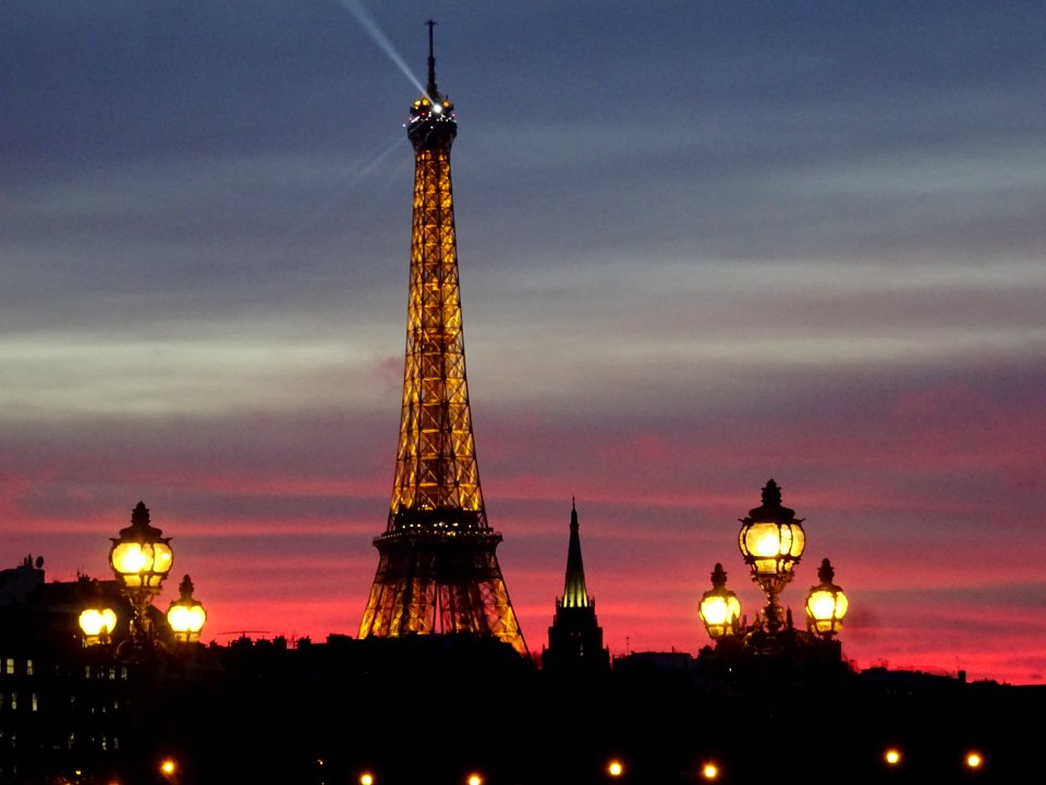 A l'heure du coucher de soleil sur la Tour Eiffel, vue dep… 