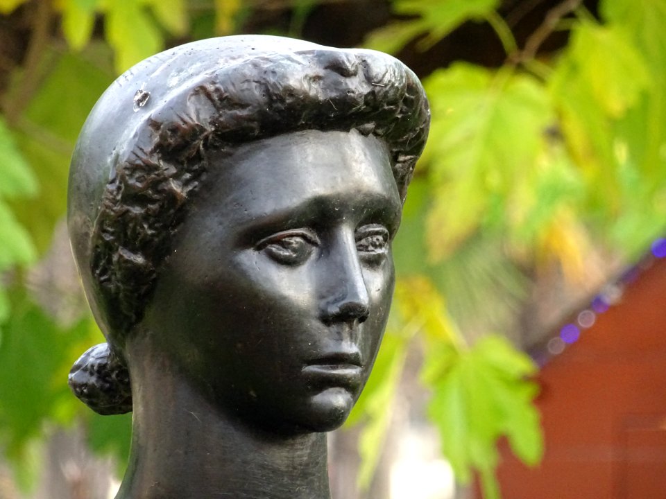 Bronze patiné Jeannette par Paul Belmondo, Jardin des Tu… 