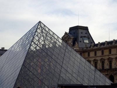 La pyramide du Louvre de Ieoh Ming Pei et Le Louvre, 1er a… 