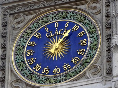 Thermomètre sur le beffroi, à côté de L'église Saint-Germa… 