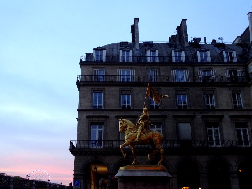 Statue de Jeanne d'Arc à cheval, place des Pyramides, 1er … 