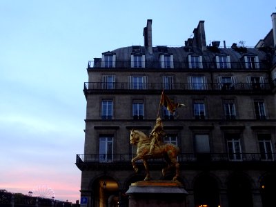 Statue de Jeanne d'Arc à cheval, place des Pyramides, 1er … 