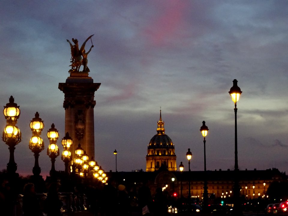 A l'heure du coucher de soleil sur l'Hôtel des Invalides, … 