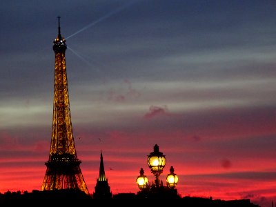 A l'heure du coucher de soleil sur la Tour Eiffel, vue dep… 