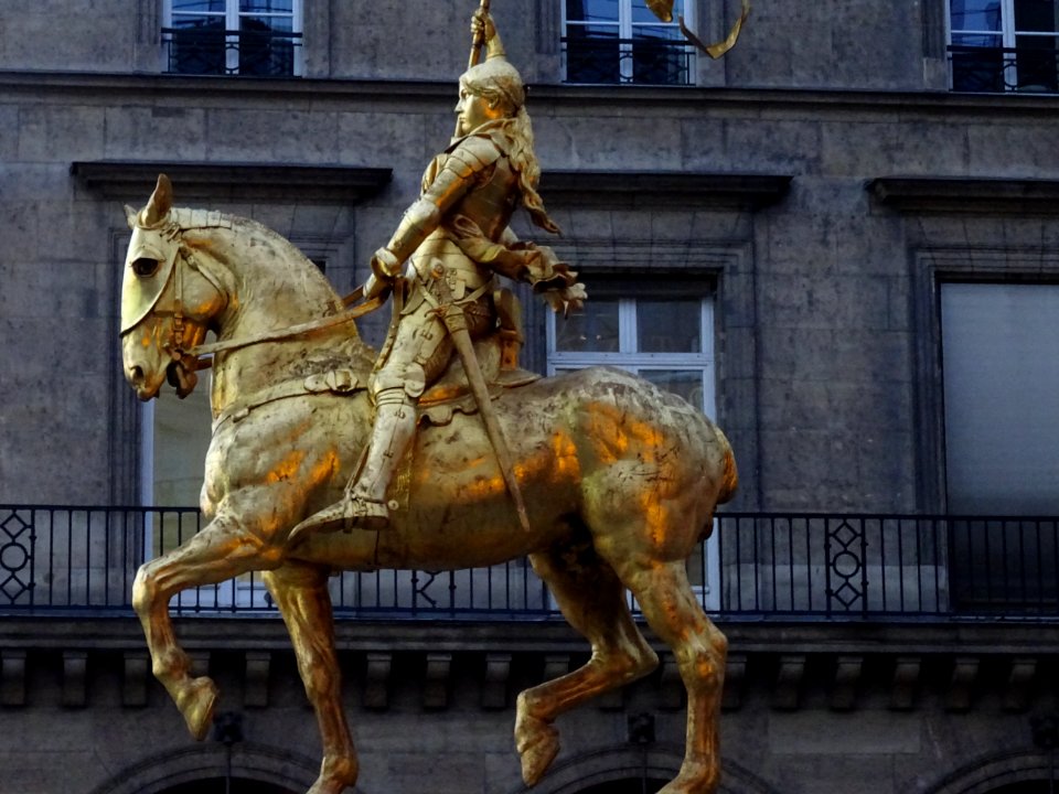 Statue de Jeanne d'Arc à cheval, place des Pyramides, 1er … 