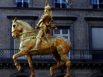 Statue de Jeanne d'Arc à cheval, place des Pyramides, 1er … 