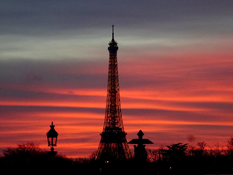 A l'heure du coucher de soleil sur la Tour Eiffel, vue dep… 