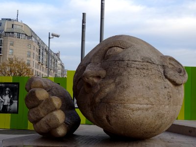 Ecoute, sculpture en grès représentant une tête d'homme … 