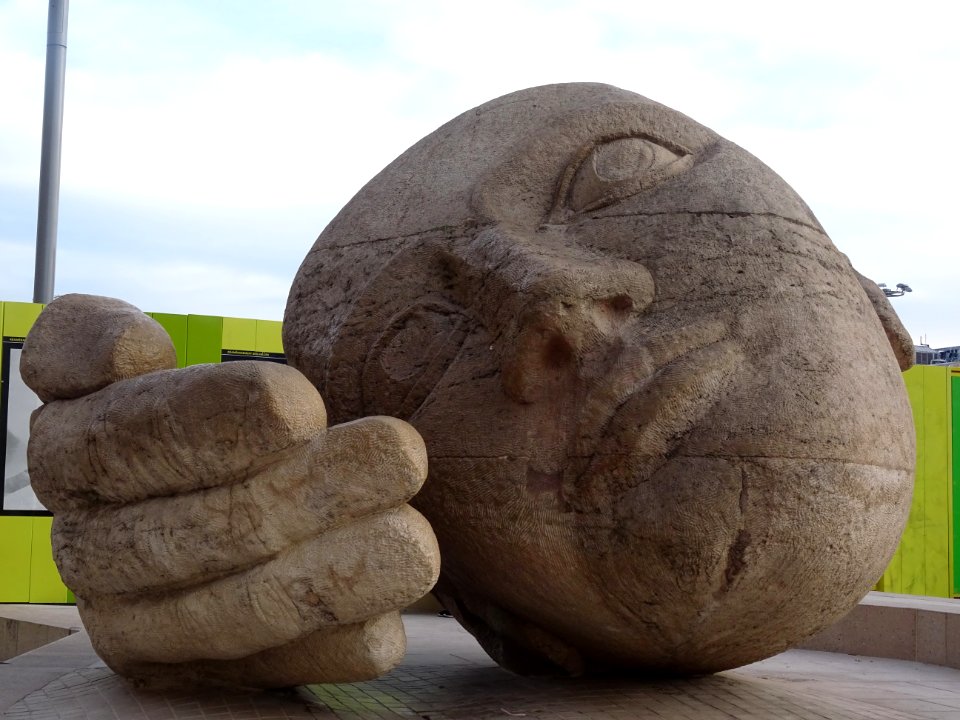 Ecoute, sculpture en grès représentant une tête d'homme … 