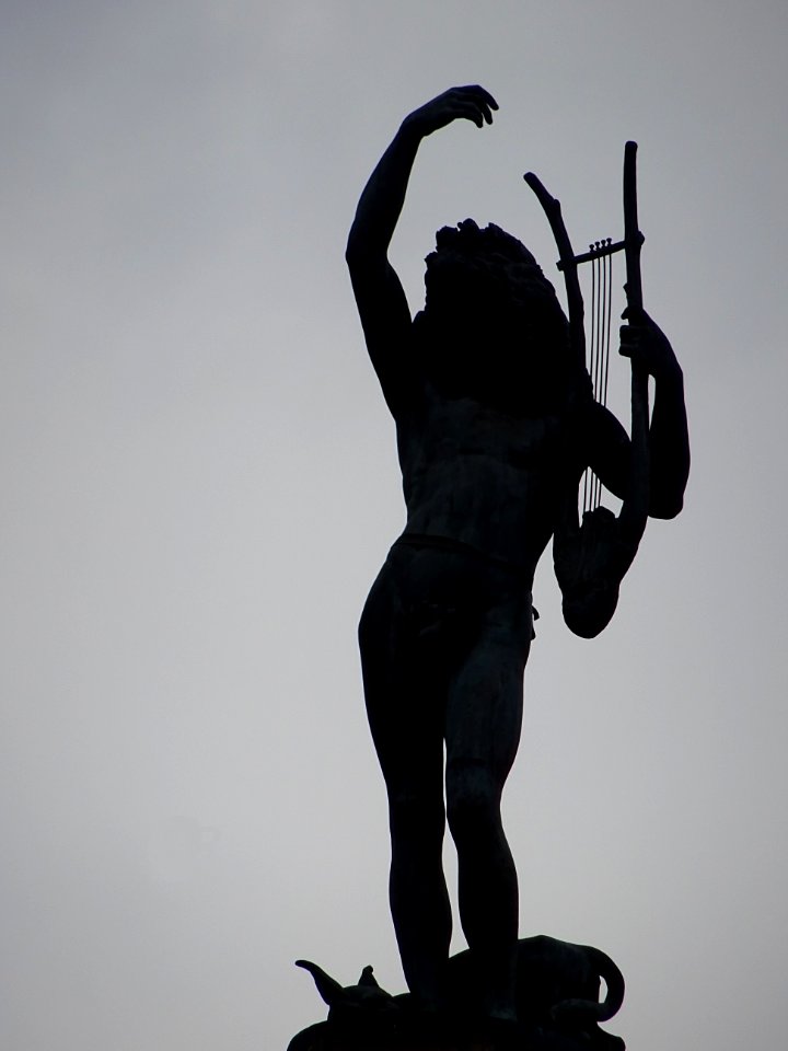 Statue au sommet de la Société d'encouragement pour l'indu… 