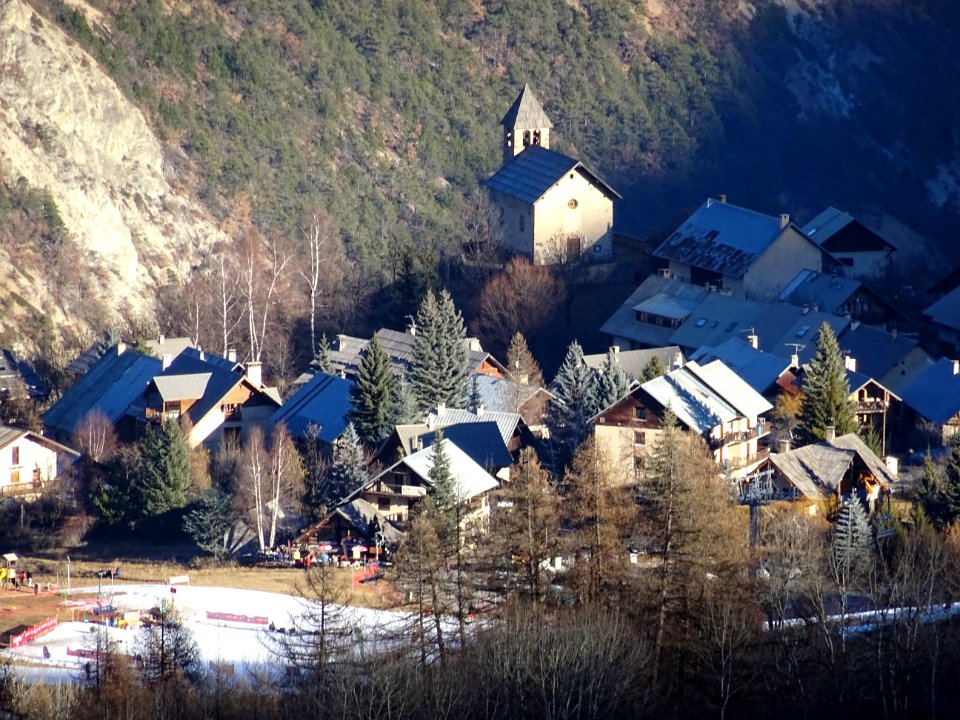 Les Prés, commune de Puy St Vincent, et la chapelle 