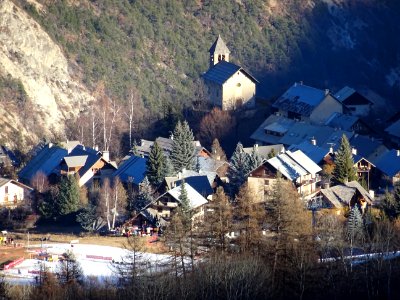 Les Prés, commune de Puy St Vincent, et la chapelle 