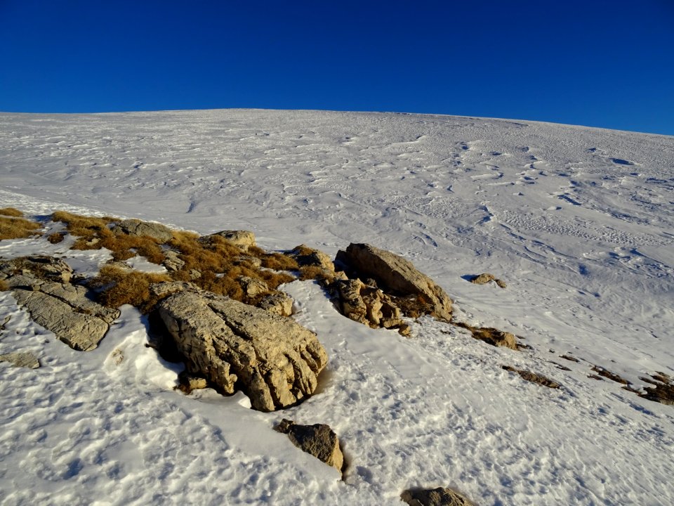 Rondeurs et neige soufflé en approchant la Cime de la Cond… 