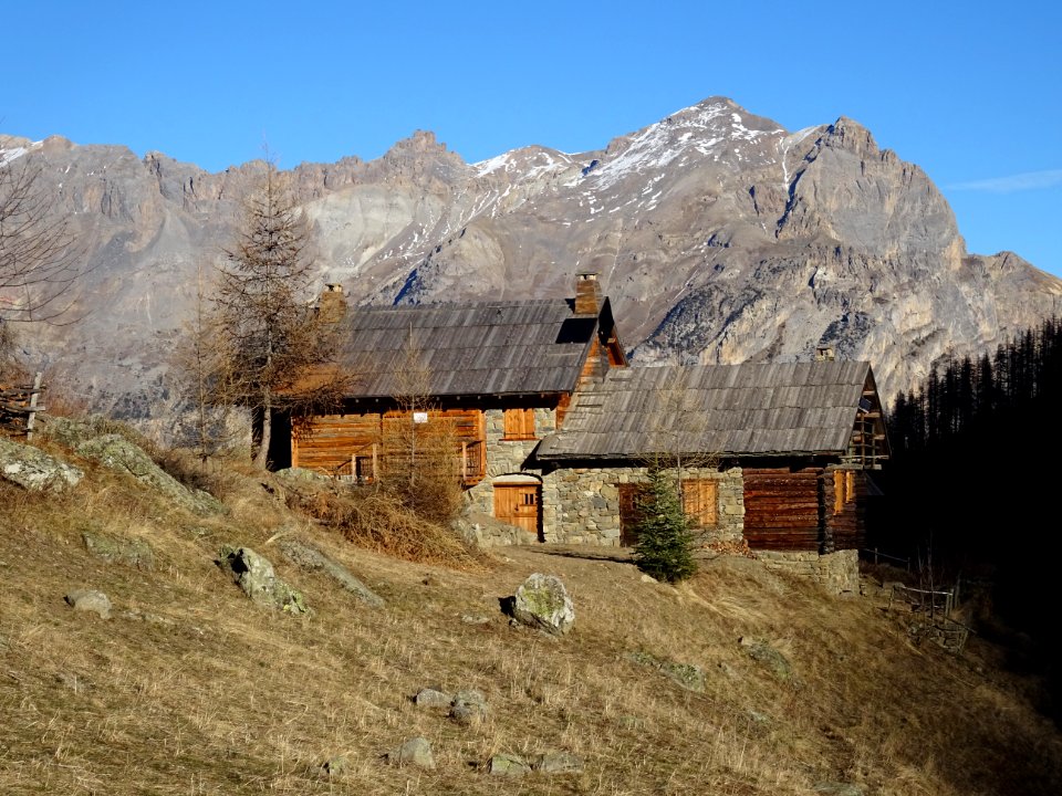 Chalets dans le vallon de Narreyroux 