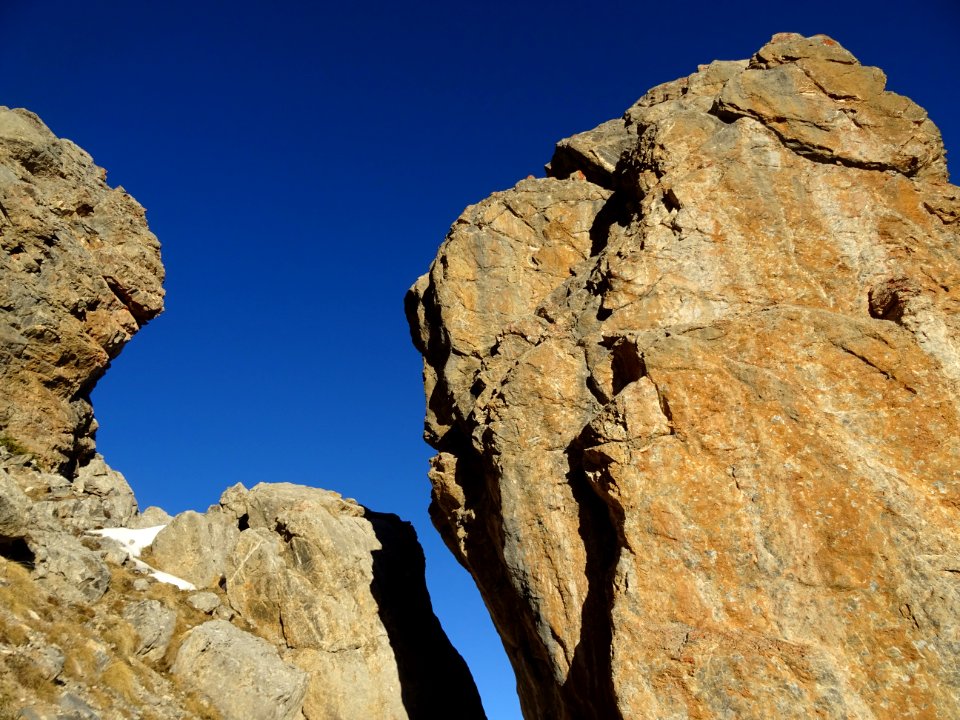 Rocher et ciel bleu dans la montée très raide de l'alpage … 