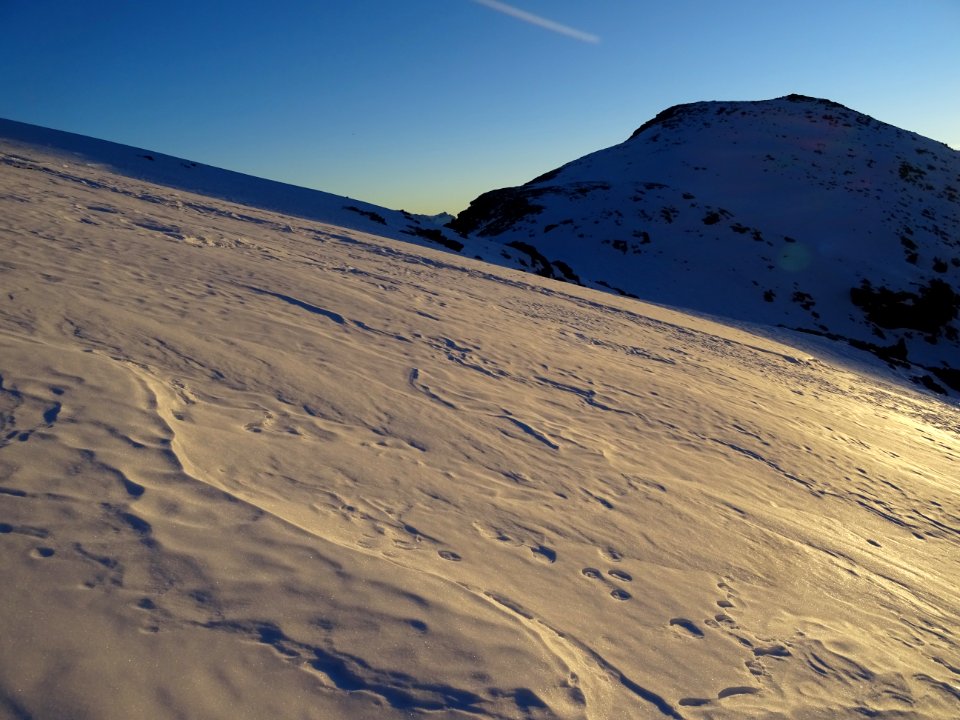 Lumière du soir sur la neige durcie au petit col entre la … 