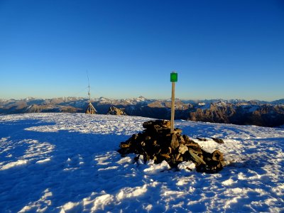 Cairn et antenne-relais à la Cime de la Condamine, 2940m. 
