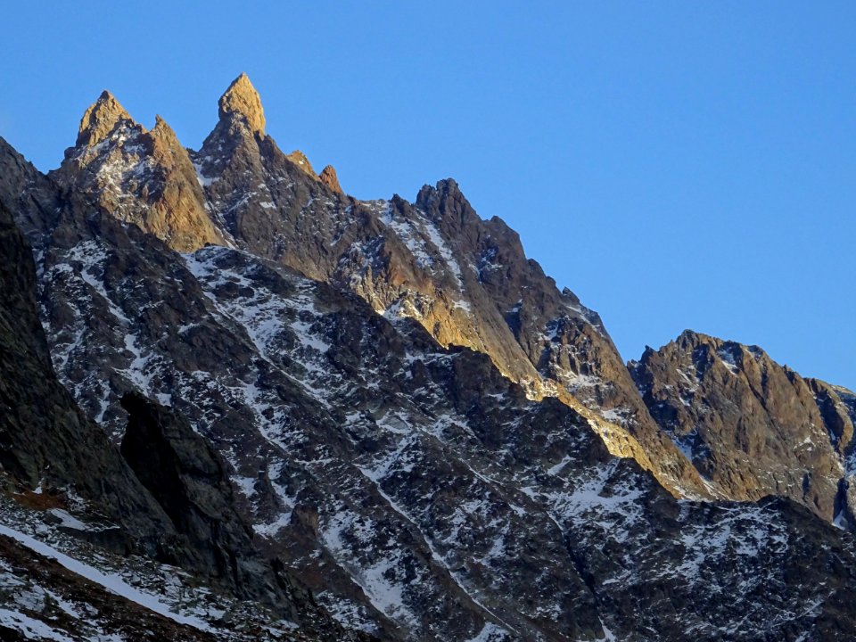 Aiguilles rocheuses prises au zoom depuis le sentier du Gl… 
