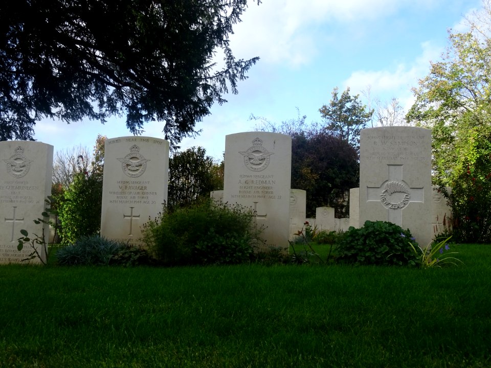Tombes du cimetière militaire, près de l'église Saint-Deni… 