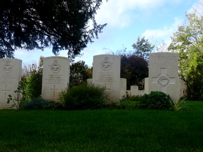 Tombes du cimetière militaire, près de l'église Saint-Deni… 