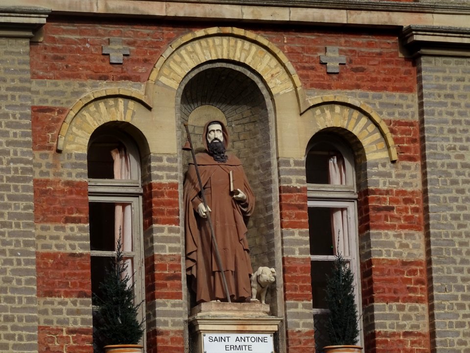 Saint Antoine et son cochon, détails de la façade, maison … 