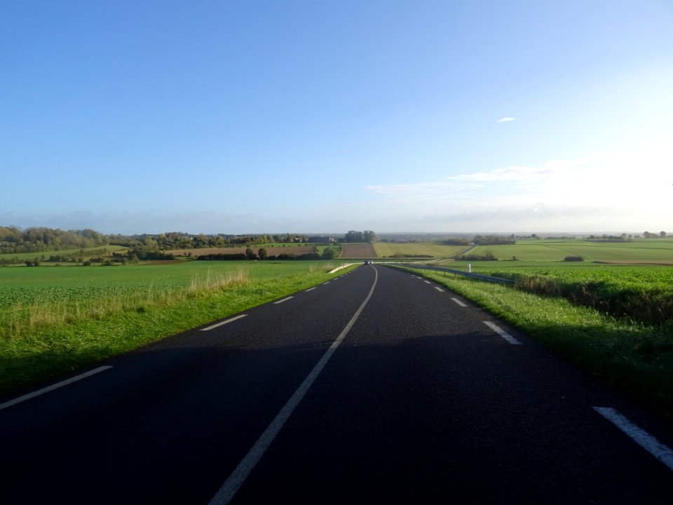 La petite route D919 entre Bosc-Bordel et Mauquenchy, Sein… 