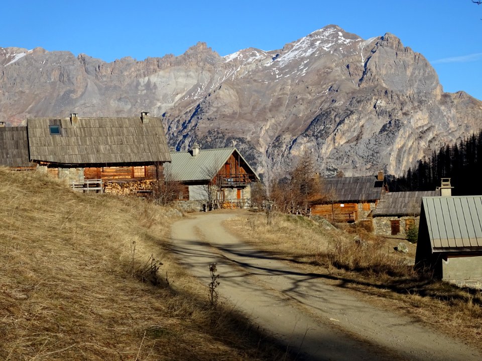 Le Montbrison et chalets dans le vallon de Narreyroux 