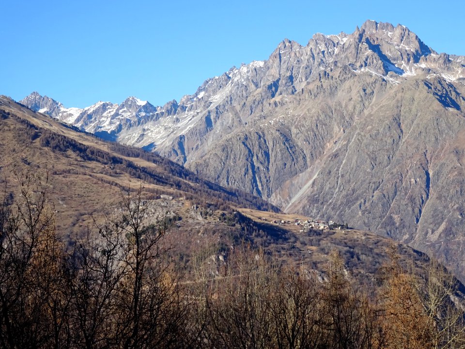 Neige Cordier, les Clochers de Clouzis et le village de Pu… 