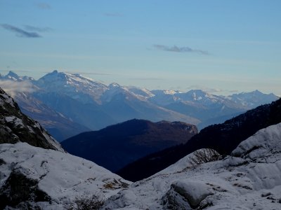 Les Têtes et au-delà les sommets au-dessus de Mont Dauphin… 