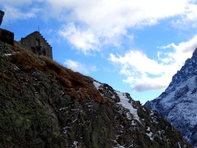 Depuis le dernier lacet du sentier, on aperçoit le refuge … 